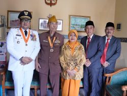 HUT RI Ke -79 Penuh Makna, Mas Pj dan Forkopimda Kota Mojokerto _Door to Door_ Beri Bingkisan ke Rumah Veteran