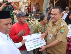 Serahkan Bantuan Korban Kebakaran di Desa Jeruk, Bupati Arief Apresiasi Semangat Gotong Royong Warga