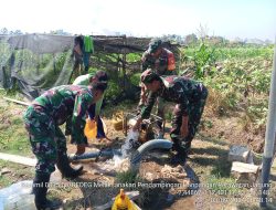 Alirkan Air Lahan Jagung, Babinsa Pagerluyung Koramil Gedeg Aktif Dampingi Petani