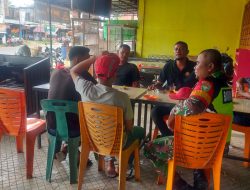 Babinsa Posramil Simpang Mamplam Laksanakan Komsos Dengan Tokoh Masyarakat Desa Menasah Mamplam