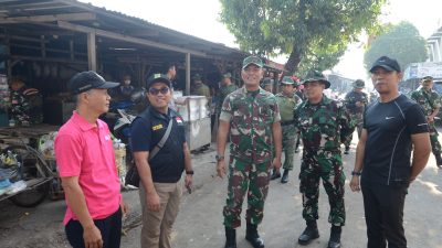 HUT Ke-79 TNI, Kodim 0815/Mojokerto Sasar Karya Bakti Pasar Tengah Kota