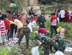 Bersama Ratusan Personel TNI, DLH dan Berbagai Pihak, Pemdes Lembung barat Gelar Bersihkan Sungai