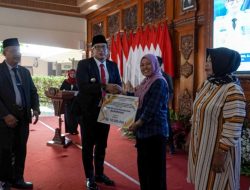 Serahkan Bantuan Modal Usaha kepada KUBE, Pj Wali Kota Mojokerto berharap Dapat Berdampak terhadap Pengembangan Usaha