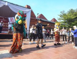 Sosialisasi Pilkada Serentak 2024, Maskot “Si Jali” dan “Kerto- Kerti” Dikirab Keliling Kota Mojokerto