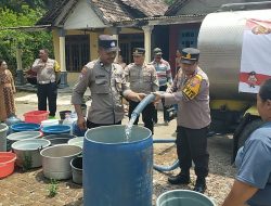 Wujud Kepedulian Terhadap Masyarakat, Kapolsek Jetis Berbagi Air Bersih