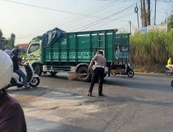 Cegah Terjadinya Laka Lantas, Polisi Polres Mojokerto Kota Bersihkan Tumpahan Minyak di Jalan