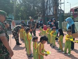 Tumbuhkan Rasa Cinta Tanah Air, Siswa TKN Pembina I Kunjungi Markas Koramil 0815/11 Pungging
