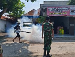 Antisipasi DBD, Babinsa Penompo Koramil Jetis Bareng Nakes Ajak Warga Jaga Kebersihan Lingkungan