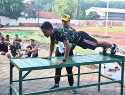 Ketahanan Pangan, Babinsa Pos Mojoanyar Bareng Poktan Panen Jagung