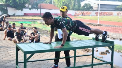 Ketahanan Pangan, Babinsa Pos Mojoanyar Bareng Poktan Panen Jagung