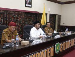 Komitmen Berikan Layanan Terbaik, Bupati Fauzi Serahkan Kartu KUSUKA dan BPJS Ketenagakerjaan