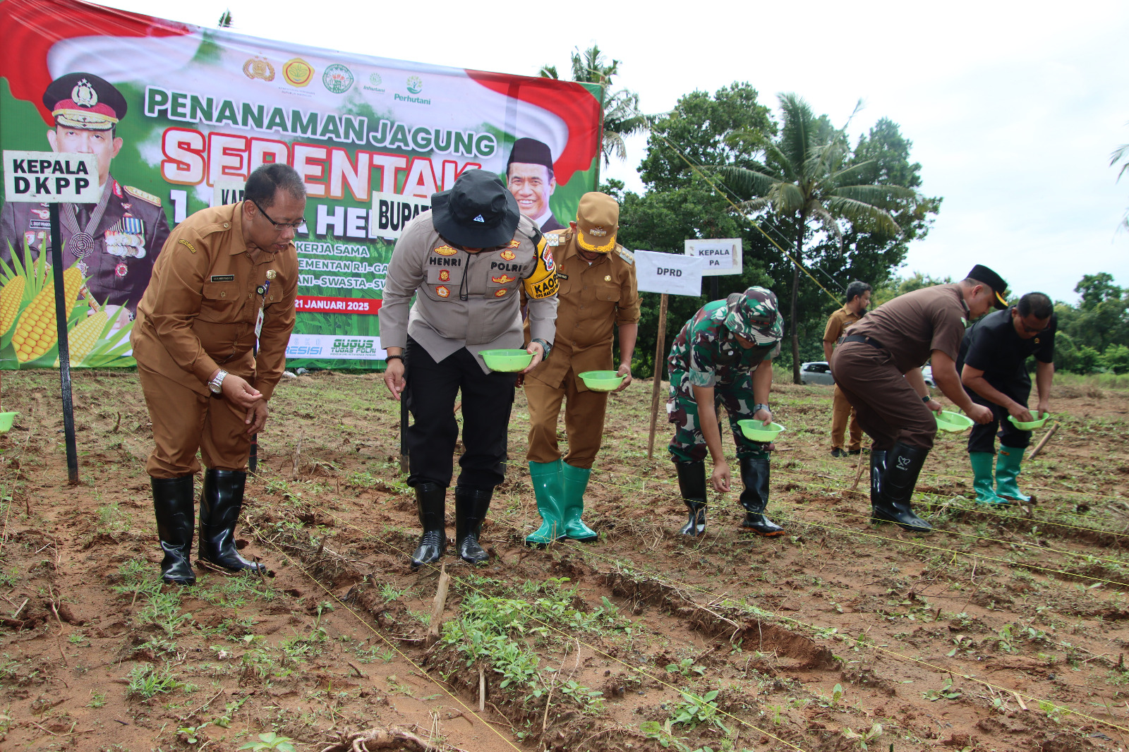 Jajaran Forkopimda Kabupaten Sumenep saat melakukan penanaman jagung di Desa Ellak daya, Kecamatan Lenteng