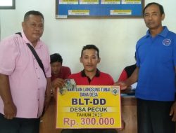 Enam Keluarga Penerima Manfaat Desa Pecuk Terima BLT-DD Tahun 2025