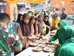 Pererat Kebersamaan, Koramil 0815/16 Pacet Bareng Yayasan Rumah Pemulihan Samaria Gelar Makan Siang Bersama Masyarakat