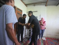 Sambangi Rumah Duka Korban Kecelakaan Laut, Pj Wali Kota Mojokerto Sampaikan Belasungkawa dan Berikan Santunan
