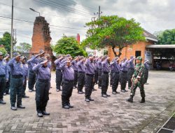 Babinsa Koramil 0815/02 Trowulan Latih Satlinmas Kedisiplinan & Materi PBB