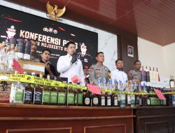 Polres Mojokerto Kota Grebek Rumah Produksi Miras Ilegal, Ratusan Botol Miras Diamankan