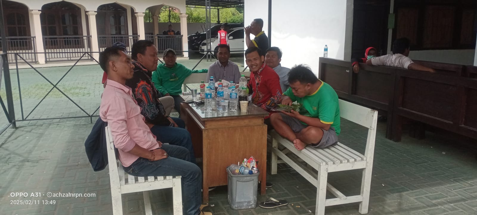 Sejumlah keluarga korban KDRT saat menunggu sidang perdana di PN Sumenep