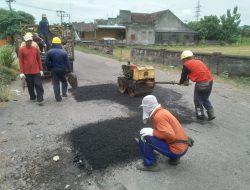 Perbaikan Jalan Oleh Dinas PUPR Tulungagung Berikan Kenyamanan Pengguna Jalan