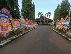 Jelang Pelantikan Kepala Daerah, Ucapan Karangan Bunga Menghiasi Kantor Bupati Demak