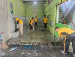 Polres Mojokerto Kota Terjunkan Puluhan Personil Gelar Bakti Sosial Bersihkan Masjid Sambut Ramadhan 2025
