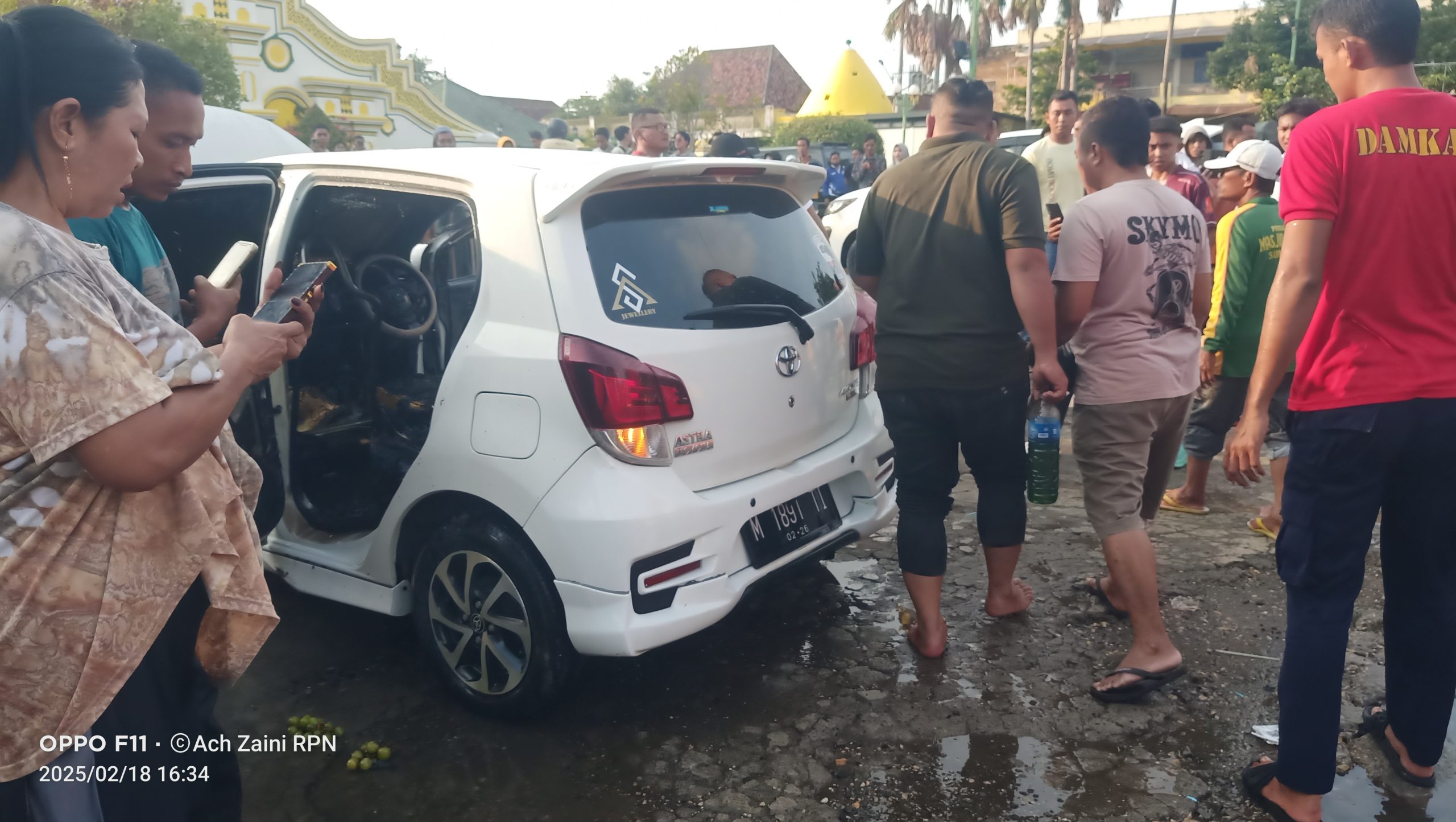 Tampak Kanit Intel Polsek Kota Sumenep mengamankan BBM Dalam botol air mineral kemasan besar yang berada didalam mobil
