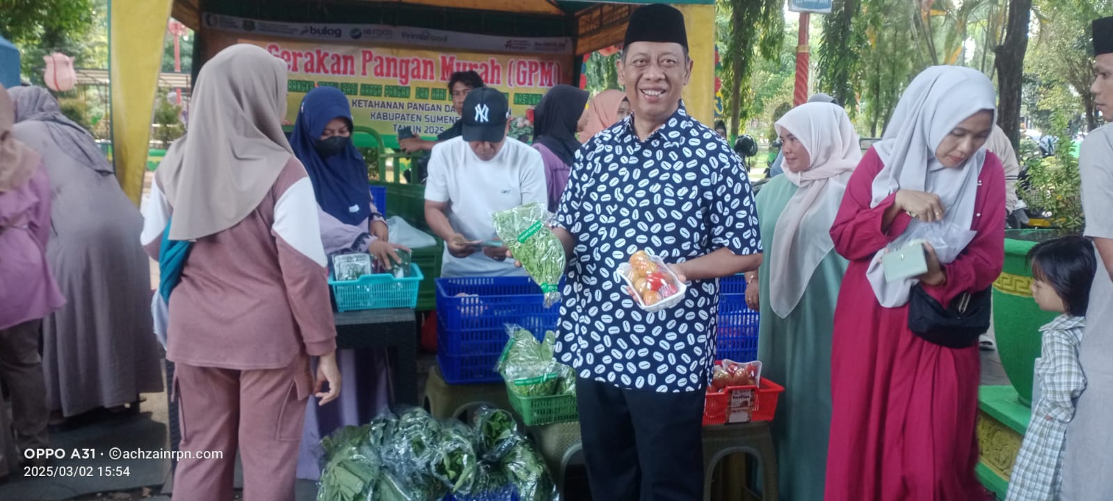 Kepala DKPP Kabupaten Sumenep, Drs Chainur Rasyid M.Si saat memamerkan produk holtikultura hasil binaannya