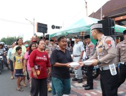 Masyarakat Antusias, Sobat Lantas Bagikan Takjil di Kota Mojokerto