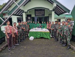 Sedekah Prajurit Kodim 0815/Mojokerto Sasar Wilayah Trawas Bagikan Ta’jil Para Pengguna Jalan