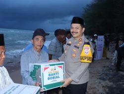 Lewat Pergelaran Bhakti Sosial Dengan Nelayan Dan Kelompok Sadar Wisata Pantai Slopeng, Ini Tujuan Kapolres Sumenep