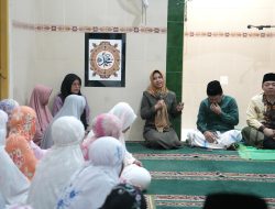 Ramadan Hari Ke-12, Ning Ita Salat Subuh Berjamaah dan Salurkan Hibah di Musala Al Falah