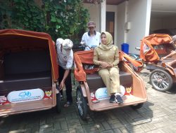 20 Becak Listrik Disalurkan di Kota Mojokerto, Ning Ita Harap Usia Penerima Bisa Diturunkan