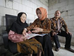 Tak Perlu Antre! Ribuan Lansia di Kota Mojokerto Dapat Bansos Rp 500 Ribu Langsung Diantar ke Rumah