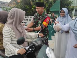 Raih Berkah Ramadan Koramil 0815/06 Kemlagi Bareng Persit Bagikan Takjil Untuk Pengguna Jalan