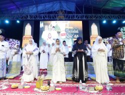 Peringatan Nuzulul Quran di Alun-alun Wiraraja, Jamaah Khidmat Dengarkan Tausiah Ustadzah Mumpuni