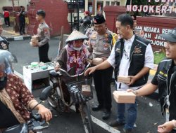 Polres Mojokerto Kota Gandeng Komunitas HDCI Bagikan Takjil Kepada Masyarakat