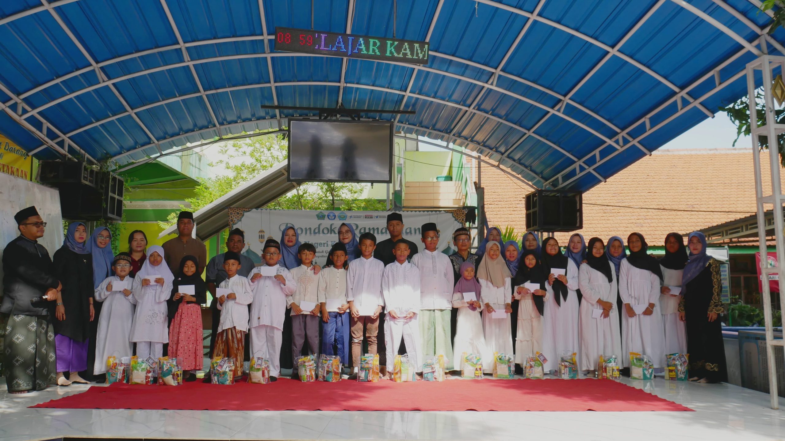 Siswa Siswi SDN Ketegan 1 Sedang Berbagi Pada Anak Yatim Dan Dhuafa
