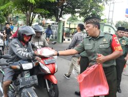 Momen Kebersamaan Dengan Masyarakat, Kodim 0815/Mojokerto Bagikan Takjil Bagi Pengguna Jalan