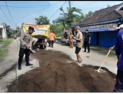 Belum Ada Tanggapan dari PU Bina Marga, Warga Sumberdadi Kecamatan Mantup Perbaiki Jalan Rusak dengan Dana Swadaya