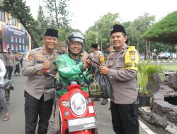 Polres Mojokerto Berbagi Kebahagiaan di Akhir Ramadhan, 500 Paket Sembako Dibagikan untuk Driver Ojol dan Tukang Becak