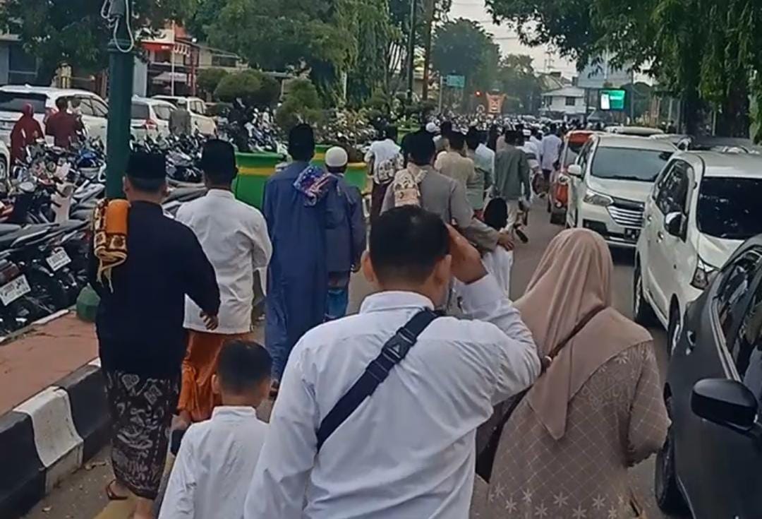 Tampak antusias warga yang hendak mengikuti pergelaran sholat Idul Fitri 1446 H menuju masjid Agung Sumenep 