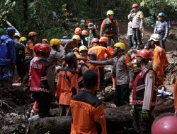 Hari Kedua Evakuasi, Polisi dan Tim SAR Gabungan Berhasil Temukan 9 Korban Longsor di Pacet Mojokerto