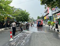 Sigap, Polisi bersama Damkar Bersihkan Tumpahan Solar di Jalan Raya Lamongan Antisipasi Kecelakaan