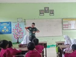TNI Hadir untuk Anak Negeri: Babinsa Posramil Mojoanyar Kodim Mojokerto Ajarkan Matematika dengan Hati