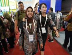 Promosikan Produk Unggulan, Ning Ita Bagikan Sepatu untuk Para Wali Kota di Munas APEKSI