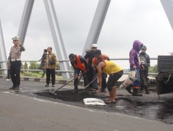 Gercep, Polres Mojokerto Kota Tanggapi Keluhan Masyarakat Terkait Jalan Berlubang