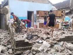 Rumah Warga Roboh, Koramil 0815/13 Kutorejo dan Warga Gotong Royong Bantu Perbaikan