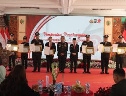 9 Polisi Berprestasi Dapat Penghargaan dari Bupati Mojokerto di Hari Bhayangkara ke-79