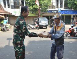 Aksi Berbagi Jumat Berkah, Sedekah Prajurit Kodim 0815 Sapa Warga Kota Mojokerto