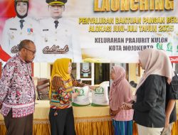 Ribuan Warga Kota Mojokerto Terima Bantuan Beras, Wali Kota Ika Puspitasari Tinjau Penyaluran di Kelurahan Prajuritkulon